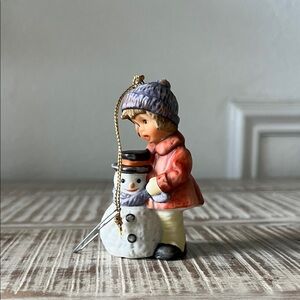 Goebel 1999 Berta Hummel A Gift For Snowman